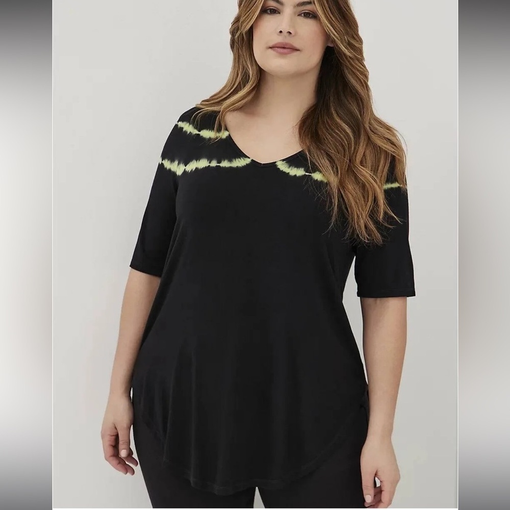 Torrid / NWT Favorite Tunic V Neck Tee Linear Tie Dye Black/ size 2